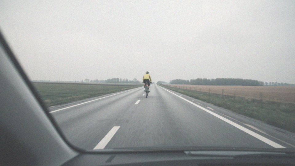 Co mówi prawo o wyprzedzaniu rowerzystów?