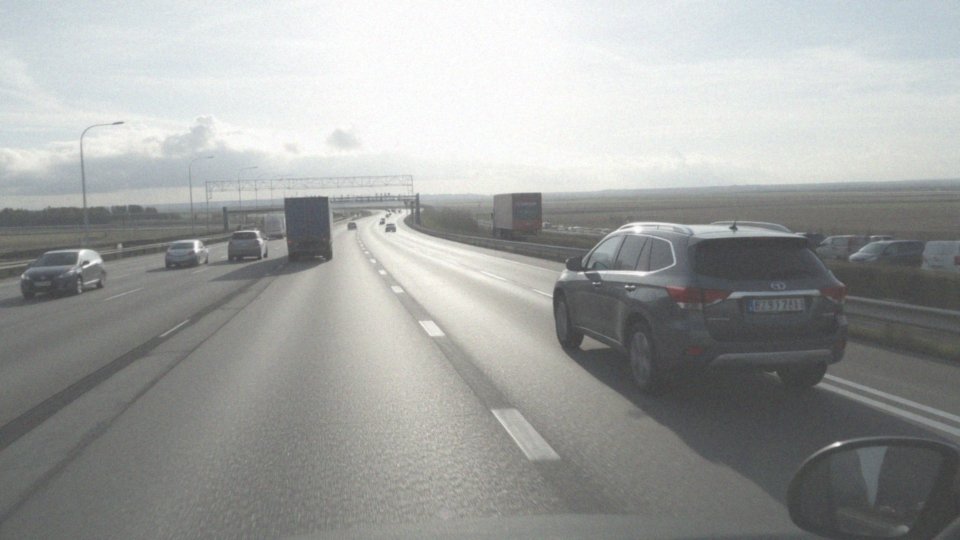 Jakie są zasady wyprzedzania prawym pasem na autostradzie?